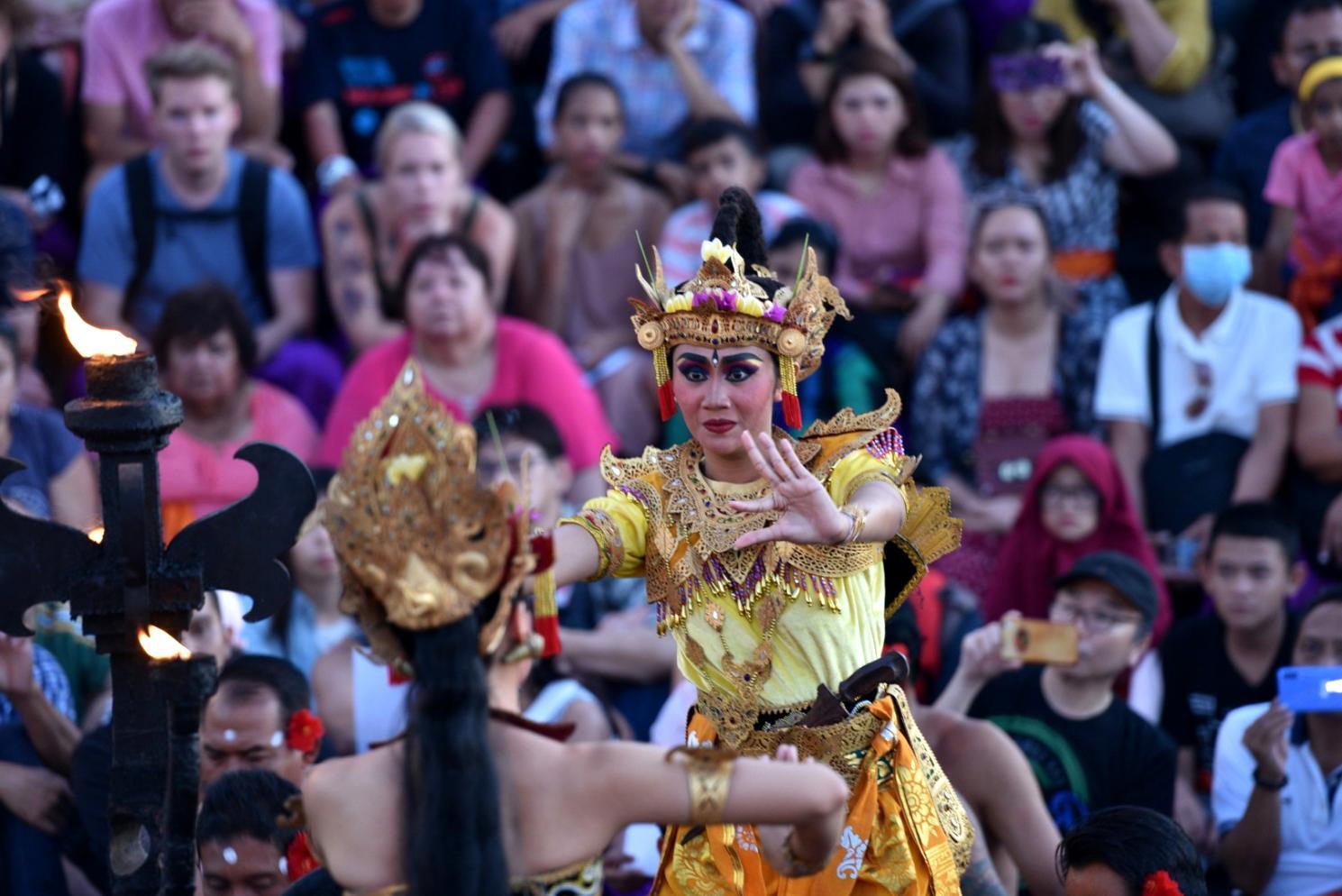 Ballerino che esprime creatività attraverso il movimento urbano