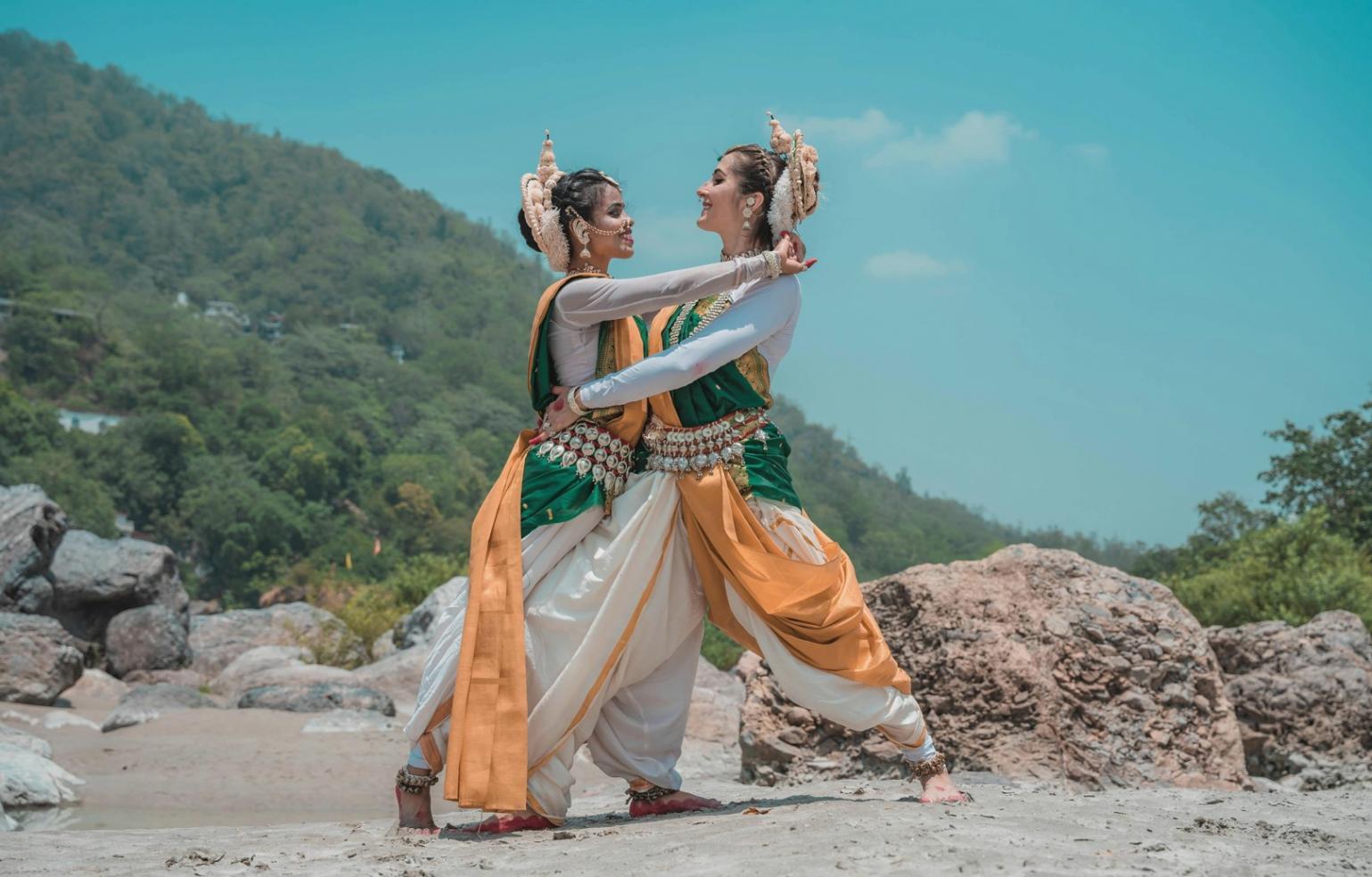 Gruppo di ballerini che si esibisce insieme in uno spazio urbano